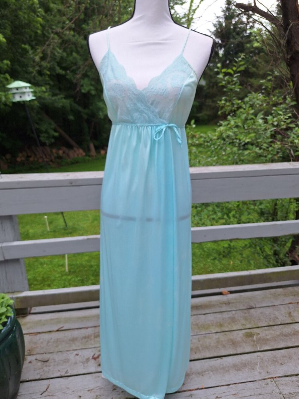 Lovely vintage long nightgown in pale green by Gilead Medium
